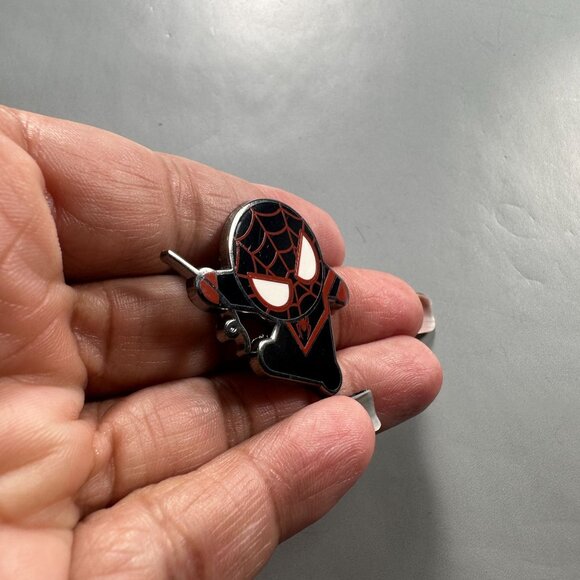 Disney Spider Man Trading Pin Venom Villain Badge Lapel Pin Brooch Accessories - Picture 2 of 9